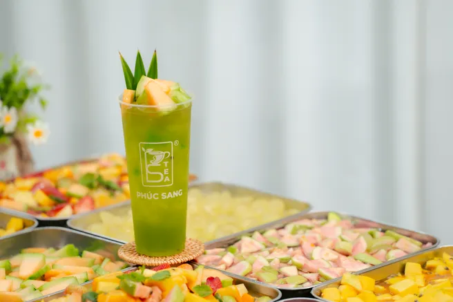 Ly trà trái cây màu xanh với dưa lưới và kiwi