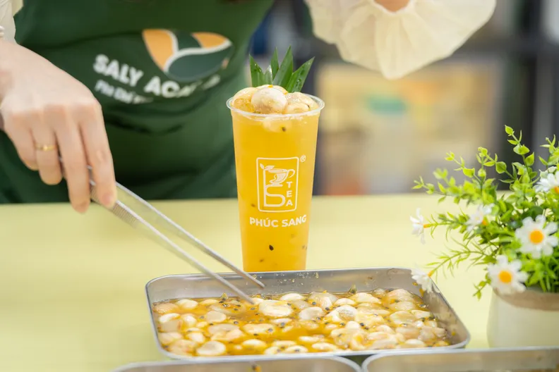 Thao tác múc trái cây đã sơ chế vào ly trong bài giảng quay sẵn